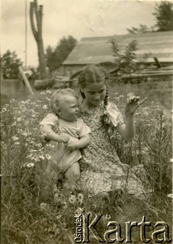 Druga połowa lat 30., prawdopodobnie okolice Drohiczyna, Polska.
Zofia Ślimak (potem Michalski) z Janem.
Fot. NN, udostępnili Zofia i Julian Michalski, zbiory Ośrodka KARTA