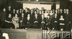 Lata 30., Janów, woj. poleskie, Polska.
Pracownicy urzędu miejskiego, na dole 3. z lewej ojciec Zofii Ślimak (potem Michalski).
Fot. NN, udostępnili Zofia i Julian Michalski, zbiory Ośrodka KARTA