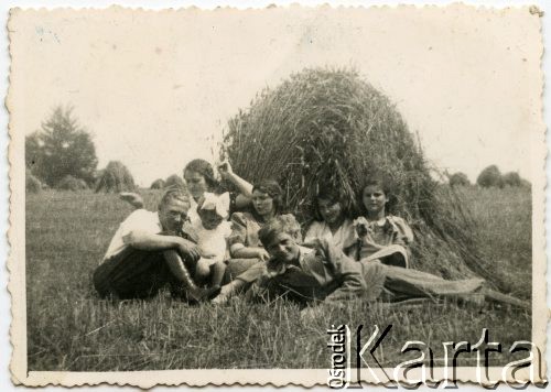 Druga połowa lat 30. prawdopodobnie okolice Drohiczyna, Polska.
Grupa osób na polu.
Fot. NN, udostępnili Zofia i Julian Michalski, zbiory Ośrodka KARTA