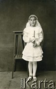 Druga połowa lat 30., Janów, woj. poleskie, Polska.
Fotografia pamiątkowa Zofii Ślimak (potem Michalski) z Pierwszej Komunii Świętej.
Fot. NN, udostępnili Zofia i Julian Michalski, zbiory Ośrodka KARTA
