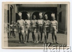 Prawdopodobnie 1943, Koja, Uganda.
Grupa dziewcząt, mieszkanek polskiego osiedla.
Fot. NN, udostępnili Zofia i Julian Michalski, zbiory Ośrodka KARTA