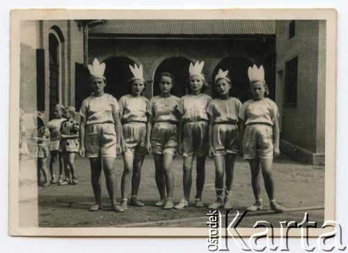 Prawdopodobnie 1943, Koja, Uganda.
Grupa dziewcząt, mieszkanek polskiego osiedla.
Fot. NN, udostępnili Zofia i Julian Michalski, zbiory Ośrodka KARTA