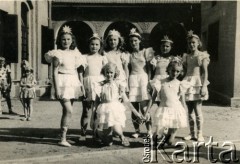 Prawdopodobnie 1943, Koja, Uganda.
Grupa dziewcząt, mieszkanek polskiego osiedla. 3. z prawej stoi Zofia Ślimak (potem Michalski).
Fot. NN, udostępnili Zofia i Julian Michalski, zbiory Ośrodka KARTA