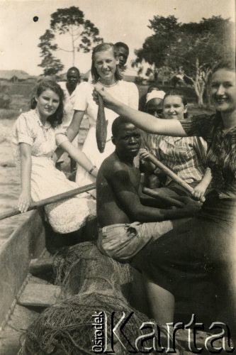 1943, Koja, Uganda.
Polki z tubylcami na łodzi na Jeziorze Wiktorii, 1. z lewej Zofia Ślimak (potem Michalski).
Fot. NN, udostępnili Zofia i Julian Michalski, zbiory Ośrodka KARTA