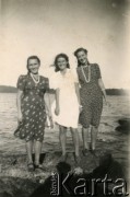 Ok. 1943, Koja, Uganda.
Nad Jeziorem Wiktorii, Zofia Ślimak (potem Michalski) z koleżankami Wandą (z lewej) i Helą.
Fot. NN, udostępnili Zofia i Julian Michalski, zbiory Ośrodka KARTA