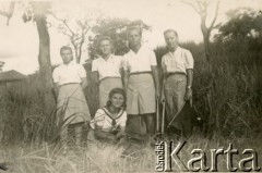 Ok. 1943, Koja, Uganda.
Mieszkańcy polskiego osiedla, na dole Zofia Ślimak (potem Michalski).
Fot. NN, udostępnili Zofia i Julian Michalski, zbiory Ośrodka KARTA