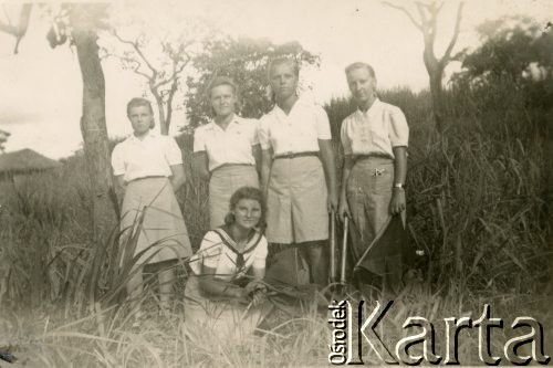 Ok. 1943, Koja, Uganda.
Mieszkańcy polskiego osiedla, na dole Zofia Ślimak (potem Michalski).
Fot. NN, udostępnili Zofia i Julian Michalski, zbiory Ośrodka KARTA