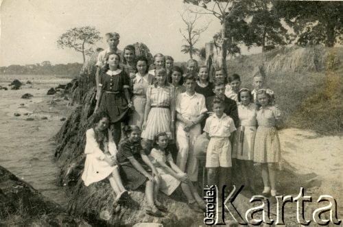 Prawdopodobnie 1943, Koja, Uganda.
Klasa Zofii Ślimak (potem Michalski, stoi w środku z ciemnymi włosami) z nauczycielem.
Fot. NN, udostępnili Zofia i Julian Michalski, zbiory Ośrodka KARTA