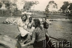 1943, Koja, Uganda.
Polki z tubylcami na łodzi na Jeziorze Wiktorii, 1. z lewej Zofia Ślimak (potem Michalski).
Fot. NN, udostępnili Zofia i Julian Michalski, zbiory Ośrodka KARTA