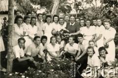 1947, Masindi, Uganda.
Fotografia pamiątkowa uczniów z nauczycielką wyjeżdżającą do polskiego osiedla w Koji. W drugim rzędzie 5. z lewej stoi Zofia Ślimak (potem Michalski).
Fot. NN, udostępnili Zofia i Julian Michalski, zbiory Ośrodka KARTA