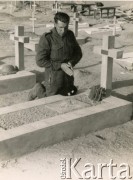 Po 1941, Tobruk, Libia.
Polski żołnierz modli się przy grobie na cmentarzu wojennym.
Fot. NN, udostępnili Zofia i Julian Michalski, zbiory Ośrodka KARTA