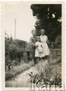 1940, Francja.
Julian Michalski z Francuzkami.
Fot. NN, udostępnili Zofia i Julian Michalski, zbiory Ośrodka KARTA