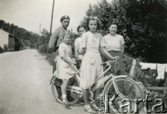 1940, Francja.
Polski żołnierz z Francuzkami.
Fot. NN, udostępnili Zofia i Julian Michalski, zbiory Ośrodka KARTA