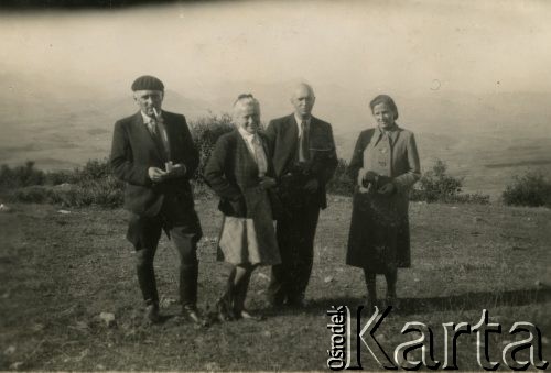 1940, Afryka.
Major Kijewski (z lewej) i kapitan Maliszewski z żonami podczas podróży przez Saharę.
Fot. NN, udostępnili Zofia i Julian Michalski, zbiory Ośrodka KARTA