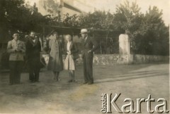 1940, brak miejsca.
Julian Michalski (1. z lewej) ze znajomymi. Z prawej stoi kapitan Maliszewski, 2. z prawej p. Kijewska, 3. z prawej żona Maliszewskiego. Julian Michalski podróżował z nimi przez Saharę.
Fot. NN, udostępnili Zofia i Julian Michalski, zbiory Ośrodka KARTA