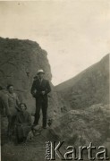 1940, Afryka.
Kapitan Maliszewski (z prawej) z żoną i Julian Michalski podczas podróży przez Saharę.
Fot. NN, udostępnili Zofia i Julian Michalski, zbiory Ośrodka KARTA