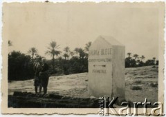 1940, Afryka.
P. Maliszewska (z prawej) i p. Kijewska przy słupie kierującym w stronę Niebieskiego Źródła. 
Fot. NN, udostępnili Zofia i Julian Michalski, zbiory Ośrodka KARTA