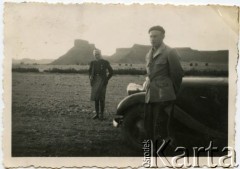 1940, Afryka.
Julian Michalski i p. Kijewska podczas podróży przez Saharę.
Fot. NN, udostępnili Zofia i Julian Michalski, zbiory Ośrodka KARTA