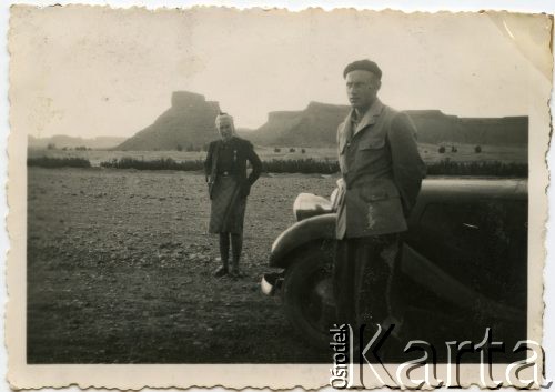 1940, Afryka.
Julian Michalski i p. Kijewska podczas podróży przez Saharę.
Fot. NN, udostępnili Zofia i Julian Michalski, zbiory Ośrodka KARTA