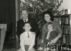 1964, Birmingham, Anglia, Wielka Brytania.
Zofia i Julian Michalscy z dziećmi: Antonim i Heleną.
Fot. NN, udostępnili Zofia i Julian Michalski, zbiory Ośrodka KARTA