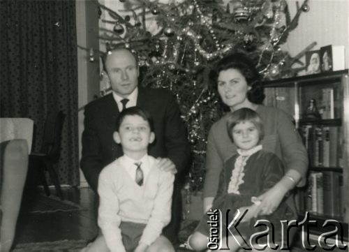 1964, Birmingham, Anglia, Wielka Brytania.
Zofia i Julian Michalscy z dziećmi: Antonim i Heleną.
Fot. NN, udostępnili Zofia i Julian Michalski, zbiory Ośrodka KARTA