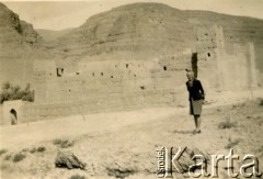1940, brak miejsca.
Znajoma Juliana Michalskiego - p Kijewska, żona majora Kijewskiego. Razem podróżowali przez Saharę.
Fot. NN, udostępnili Zofia i Julian Michalski, zbiory Ośrodka KARTA