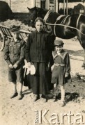1936, okolice Drohiczyna, Polska.
Rodzeństwo Zofia (potem Michalski) i Tadeusz Ślimak z babcią.
Fot. NN, udostępnili Zofia i Julian Michalski, zbiory Ośrodka KARTA