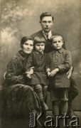 Początek lat 30., Polska.
Zofia Ślimak (potem Michalski) z rodzicami i bratem.
Fot. NN, udostępnili Zofia i Julian Michalski, zbiory Ośrodka KARTA