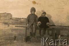 Początek lat 30., okolice Drohiczyna, Polska.
Rodzeństwo Zofia (potem Michalski) i Tadeusz Ślimak.
Fot. NN, udostępnili Zofia i Julian Michalski, zbiory Ośrodka KARTA