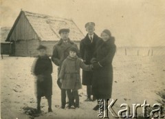 Ok. 1935, Polska.
Zofia Ślimak (potem Michalski) z bratem Tadeuszem, rodzicami i ich znajomym.
Fot. NN, udostępnili Zofia i Julian Michalski, zbiory Ośrodka KARTA