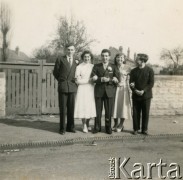 1956, Wolverhampton, Anglia, Wielka Brytania.
Jan Pawłowski (1. z lewej) ze znajomymi.
Fot. NN, udostępnili Barbara i Jan Pawłowscy, zbiory Ośrodka KARTA