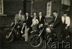 1955, Francja.
Jan Pawłowski (na motorze z lewej) w gronie znajomych.
Fot. NN, udostępnili Barbara i Jan Pawłowscy, zbiory Ośrodka KARTA