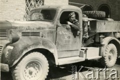 1945-1946, Włochy.
Jan Pawłowski z 8 Pułku Artylerii Przeciwlotniczej w beczkowozie.
Fot. NN, udostępnili Barbara i Jan Pawłowscy, zbiory Ośrodka KARTA