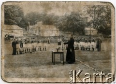 Po 1946, Shropshire, Anglia, Wielka Brytania.
Mecz piłki nożnej w okolicy polskiego Szpitala Wojennego nr 4, w środku stoi ksiądz.
Fot. NN, udostępnili Barbara i Jan Pawłowscy, zbiory Ośrodka KARTA