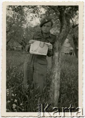 1945-1946, Włochy.
Jan Pawłowski z 8 Pułku Artylerii Przeciwlotniczej z gazetą w ręku (