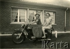 1955, Francja.
Kobiety na motorze Jana Pawłowskiego.
Fot. NN, udostępnili Barbara i Jan Pawłowscy, zbiory Ośrodka KARTA