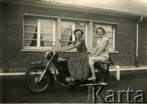 1955, Francja.
Kobiety na motorze Jana Pawłowskiego.
Fot. NN, udostępnili Barbara i Jan Pawłowscy, zbiory Ośrodka KARTA