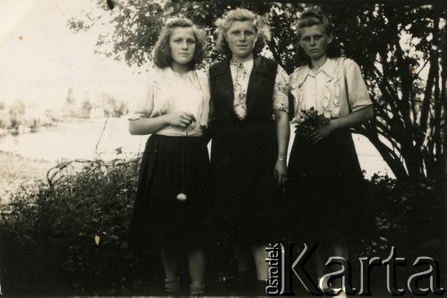 1950, Polska.
Siostry Jana Pawłowskiego (od lewej): Anna, Weronika, Janina. Zdjęcie ofiarowane Janowi Pawłowskiemu w dniu 10 lipca 1950 roku.
Fot. NN, udostępnili Barbara i Jan Pawłowscy, zbiory Ośrodka KARTA