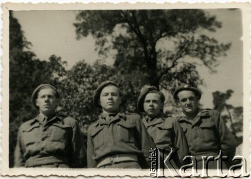 1945-1946, Rzym, Włochy.
Uczniowie szkoły dla żołnierzy 2 Korpusu Polskiego, 2. z lewej Jan Pawłowski, 2. z prawej Zdzisław Strzelczyk.
Fot. NN, udostępnili Barbara i Jan Pawłowscy, zbiory Ośrodka KARTA
