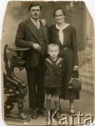 Pierwsza połowa lat 30., Francja.
Kacper Kutyła z żoną  (znajomi rodziny Pawłowskich) z Janem Pawłowskim.
Fot. NN, udostępnili Barbara i Jan Pawłowscy, zbiory Ośrodka KARTA