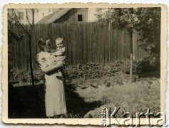 1940, Kraków, Generalne Gubernatorstwo.
Anna Lupa z córką Barbarą (później Pawłowską). 
Fot. NN, udostępnili Barbara i Jan Pawłowscy, zbiory Ośrodka KARTA