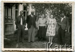 1939-1945, Męcina koło Limanowej, Generalne Gubernatorstwo.
W środku stoi Maria Marcinów (z domu Król, babcia Barbary Pawłowskiej), 2. z lewej jej mąż.
Fot. NN, udostępnili Barbara i Jan Pawłowscy, zbiory Ośrodka KARTA