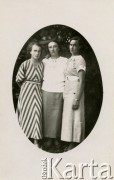 Lata 20., Męcina koło Limanowej, województwo krakowskie, Polska.
W środku stoi Anna Lupa (z domu Gawlik), z prawej jej młodsza siostra Maria.
Fot. NN, udostępnili Barbara i Jan Pawłowscy, zbiory Ośrodka KARTA
