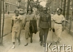 Przed 1939, Kraków, Polska.
Kobiety w towarzystwie żołnierza Wojska Polskiego na ulicy.
Fot. Foto-Miraż, udostępnili Barbara i Jan Pawłowscy, zbiory Ośrodka KARTA