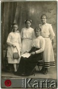 Ok. 1910, Nowy Sącz, Polska pod zaborem austriackim.
Siedzi Maria Gawlik (z domu Król), stoją jej córki (w środku Anna), z prawej siostra - Kunegunda.
Fot. Józef Zacharski, udostępnili Barbara i Jan Pawłowscy, zbiory Ośrodka KARTA