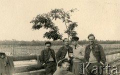 Wrzesień 1939, Polska.
Żołnierze 4. Pułku Lotniczego w Toruniu - Maciej Miszewski, Jerzy Ratajewski, Jan Rabek i nieznany mężczyzna - w drodze z Warszawy do granicy z Rumunią. Ewakuacja. 
Fot. NN, udostępnił Mieczysław Stachiewicz, zbiory Ośrodka KARTA