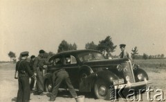 Ok. 12.09.1939, okolice Garwolina, Polska.
Żołnierze 4. Pułku Lotniczego w Toruniu - Maciej Miszewski, Jerzy Ratajewski, Jan Rabek i nieznany mężczyzna - w drodze z Warszawy do granicy z Rumunią. Samochód przydzielony do ewakuacji ugrzązł w piasku.
Fot. NN, udostępnił Mieczysław Stachiewicz, zbiory Ośrodka KARTA