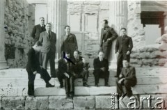 Styczeń 1940, Ateny, Grecja.
Wycieczka na Akropol w czasie ewakuacji Mieczysława Stachiewicza do Francji. 
Fot. NN, udostępnił Mieczysław Stachiewicz, zbiory Ośrodka KARTA