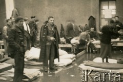 Wiosna 1940, Lyon, Francja. 
Centrum Wyszkolenia Lotniczego. Polscy żołnierze zakwaterowani w hangarze, zbudowanym na potrzeby wystawy Foire de Lyon. Ich materace i sienniki leżą na zalanej wodą podłodze. 
Fot. NN, udostępnił Mieczysław Stachiewicz, zbiory Ośrodka KARTA