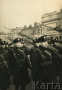 Lipiec 1940, Blackpool, Wielka Brytania. 
Defilada żołnierzy polskich w mundurach brytyjskich.
Fot. NN, udostępnił Mieczysław Stachiewicz, zbiory Ośrodka KARTA
